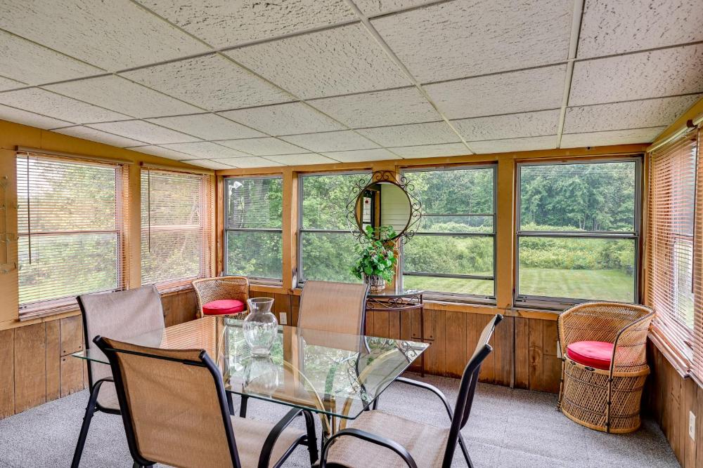 Vintage Windsor Home Private Yard and Covered Deck